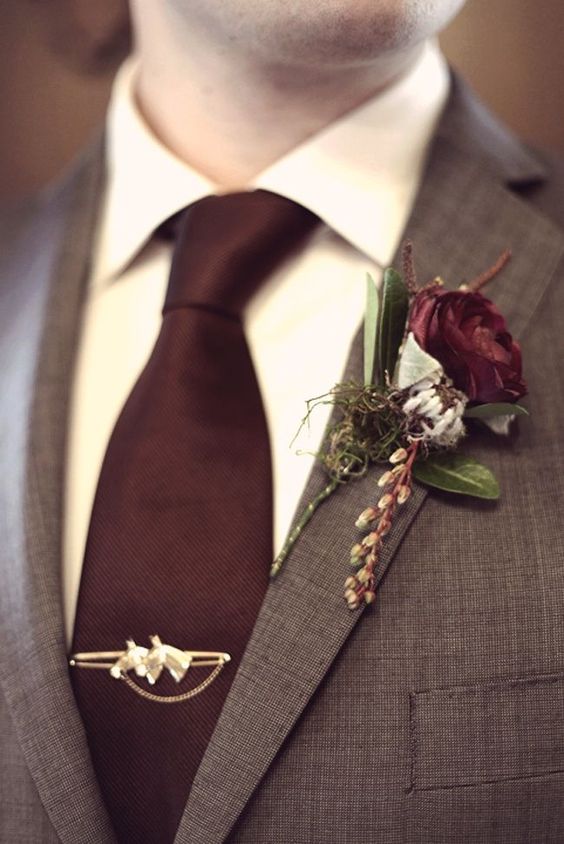 sposo con ferma cravatta e fiore all'occhiello